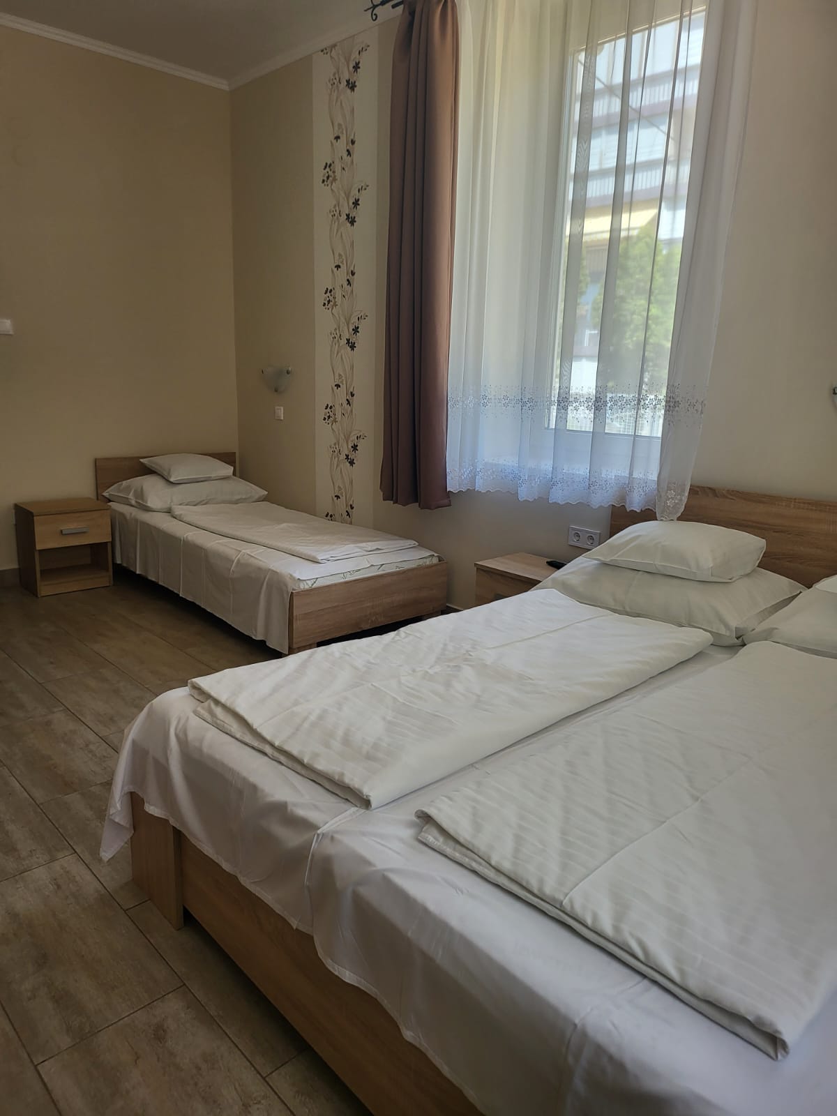 Háromfős apartman franciaággyal és egyszemélyes ággyal a Krisztina Villában