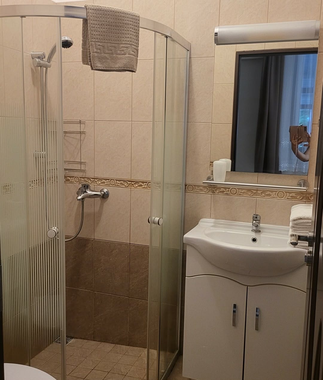 A négyfős apartman fürdőszobája