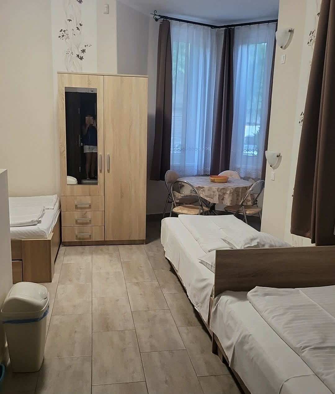 Négyfős apartman hálórésze gardróbszekrénnyel és étkezősarokkal