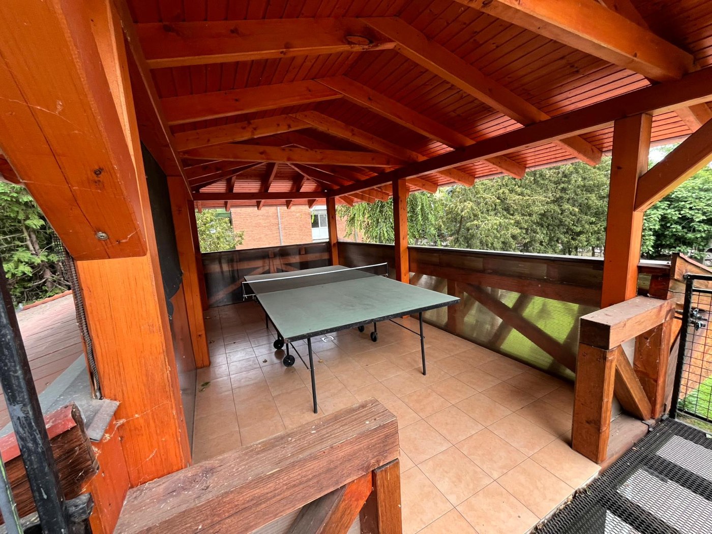 Fedett terasz ping-pong asztallal